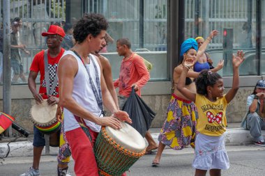 Pazar öğleden sonra Paulista Bulvarı'nda yürüyen ve performansa bakan kalabalıklar. Paulista Bulvarı her pazar araçlar için kapalıdır. Sao Paulo, Brezilya