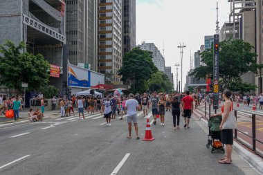 Pazar öğleden sonra Paulista Bulvarı'nda yürüyen ve performansa bakan kalabalıklar. Paulista Bulvarı her pazar araçlar için kapalıdır. Sao Paulo, Brezilya.