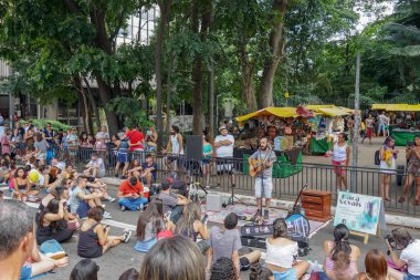 Pazar öğleden sonra Paulista Bulvarı'nda yürüyen ve performansa bakan kalabalıklar. Paulista Bulvarı her pazar araçlar için kapalıdır. Sao Paulo, Brezilya