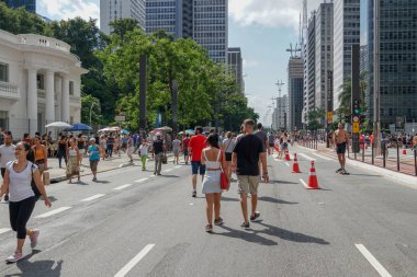 Pazar öğleden sonra Paulista Bulvarı'nda yürüyen ve performansa bakan kalabalıklar. Paulista Bulvarı her pazar araçlar için kapalıdır. Sao Paulo, Brezilya.