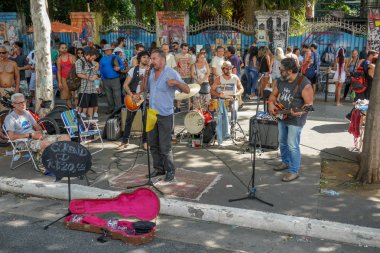 Pazar öğleden sonra Paulista Bulvarı'nda yürüyen ve performansa bakan kalabalıklar. Paulista Bulvarı her pazar araçlar için kapalıdır. Sao Paulo, Brezilya