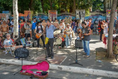 Pazar öğleden sonra Paulista Bulvarı'nda yürüyen ve performansa bakan kalabalıklar. Paulista Bulvarı her pazar araçlar için kapalıdır. Sao Paulo, Brezilya