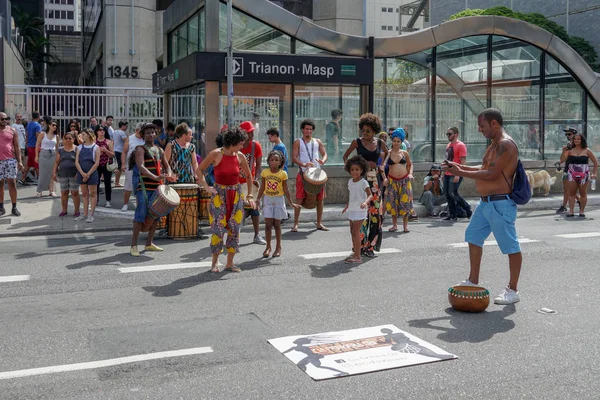 Pazar öğleden sonra Paulista Bulvarı'nda yürüyen ve performansa bakan kalabalıklar. Paulista Bulvarı her pazar araçlar için kapalıdır. Sao Paulo, Brezilya
