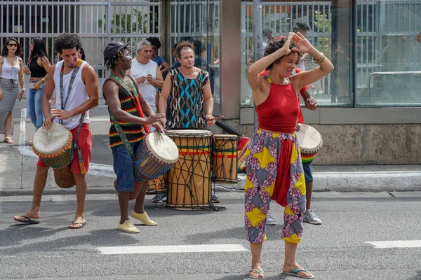 Pazar öğleden sonra Paulista Bulvarı'nda yürüyen ve performansa bakan kalabalıklar. Paulista Bulvarı her pazar araçlar için kapalıdır. Sao Paulo, Brezilya