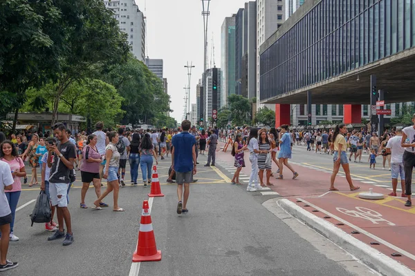 Толпы Гуляющих Смотрящих Выступления Паулиста Авеню Воскресенье Днем Paulista Avenue — стоковое фото