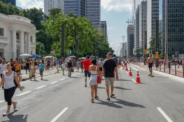 Tłumy Spacerują Patrzą Występy Avenida Paulista Niedzielne Popołudnie Każdą Niedzielę — Zdjęcie stockowe