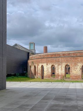 Grand Hornu, eski endüstriyel kömür madenciliği kompleksi ve Hornu şirket kenti, Mons, Belçika yakın. Henri De Gorge tarafından 1810 yılında inşa edilmiş ve şimdi geçici sanat sergisi ne ev sahipliği yapmaktadır.. 