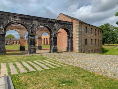 Grand Hornu, eski endüstriyel kömür madenciliği kompleksi ve Hornu şirket kenti, Mons, Belçika yakın. Henri De Gorge tarafından 1810 yılında inşa edilmiş ve şimdi geçici sanat sergisi ne ev sahipliği yapmaktadır.. 