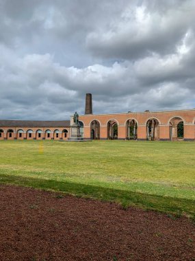 Grand Hornu, eski endüstriyel kömür madenciliği kompleksi ve Hornu şirket kenti, Mons, Belçika yakın. Henri De Gorge tarafından 1810 yılında inşa edilmiş ve şimdi geçici sanat sergisi ne ev sahipliği yapmaktadır.. 