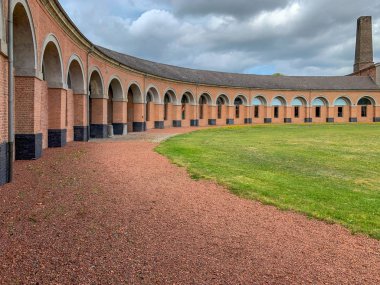 Grand Hornu, eski endüstriyel kömür madenciliği kompleksi ve Hornu şirket kenti, Mons, Belçika yakın. Henri De Gorge tarafından 1810 yılında inşa edilmiş ve şimdi geçici sanat sergisi ne ev sahipliği yapmaktadır.. 