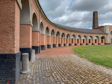 Grand Hornu, eski endüstriyel kömür madenciliği kompleksi ve Hornu şirket kenti, Mons, Belçika yakın. Henri De Gorge tarafından 1810 yılında inşa edilmiş ve şimdi geçici sanat sergisi ne ev sahipliği yapmaktadır.. 