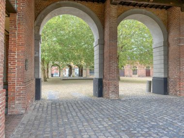 Grand Hornu, eski endüstriyel kömür madenciliği kompleksi ve Hornu şirket kenti, Mons, Belçika yakın. Henri De Gorge tarafından 1810 yılında inşa edilmiş ve şimdi geçici sanat sergisi ne ev sahipliği yapmaktadır.. 