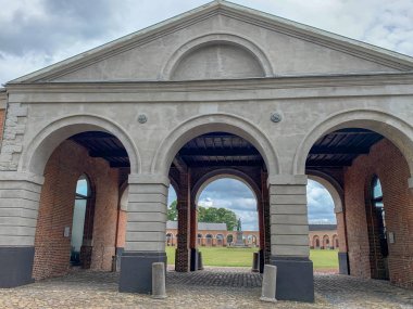 Grand Hornu, eski endüstriyel kömür madenciliği kompleksi ve Hornu şirket kenti, Mons, Belçika yakın. Henri De Gorge tarafından 1810 yılında inşa edilmiş ve şimdi geçici sanat sergisi ne ev sahipliği yapmaktadır.. 