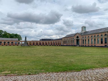 Grand Hornu, eski endüstriyel kömür madenciliği kompleksi ve Hornu şirket kenti, Mons, Belçika yakın. Henri De Gorge tarafından 1810 yılında inşa edilmiş ve şimdi geçici sanat sergisi ne ev sahipliği yapmaktadır.. 