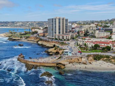 Beachgoers San Diego La Jolla Koyu'nda güzel bir güneşli öğleden sonra zevk