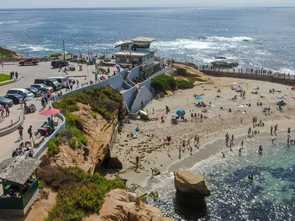 Beachgoers njuter av en vacker solig eftermiddag på La Jolla Cove i San Diego — Stockfoto