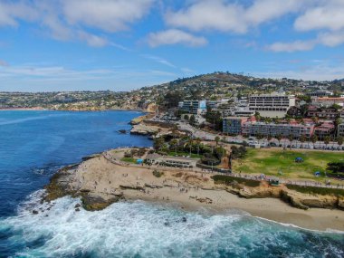 La Jolla Koyu, küçük pitoresk koy ve plaj kayalıklarla çevrili 