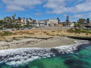 La Jolla Koyu, küçük pitoresk koy ve plaj kayalıklarla çevrili 