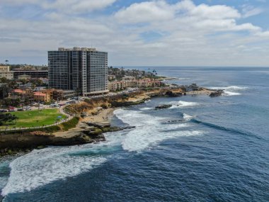 La Jolla Koyu, küçük pitoresk koy ve plaj kayalıklarla çevrili 