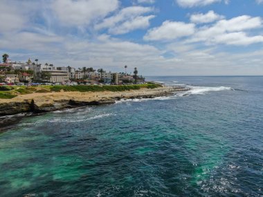 La Jolla Koyu, küçük pitoresk koy ve plaj kayalıklarla çevrili 