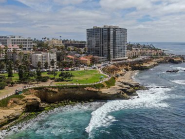 La Jolla Koyu, küçük pitoresk koy ve plaj kayalıklarla çevrili 