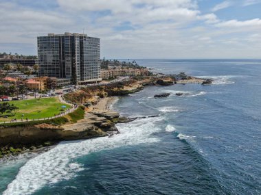 La Jolla Koyu, küçük pitoresk koy ve plaj kayalıklarla çevrili 