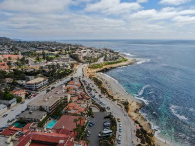 La Jolla Koyu, küçük pitoresk koy ve plaj kayalıklarla çevrili 