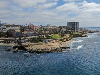 La Jolla Koyu, küçük pitoresk koy ve plaj kayalıklarla çevrili 