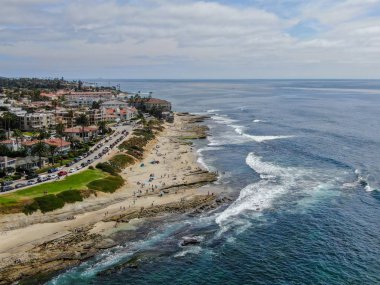 La Jolla Koyu, küçük pitoresk koy ve plaj kayalıklarla çevrili 