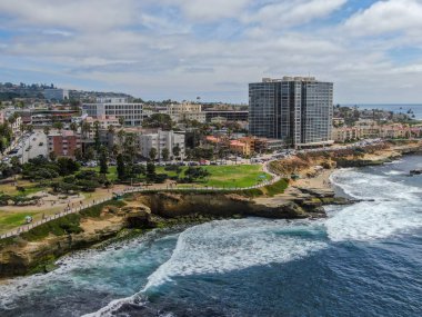 La Jolla Koyu, küçük pitoresk koy ve plaj kayalıklarla çevrili 