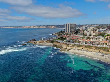 La Jolla Koyu, küçük pitoresk koy ve plaj kayalıklarla çevrili 