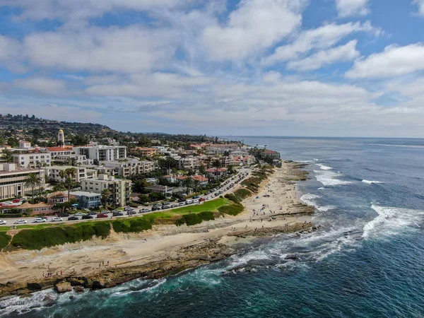 La Jolla Cove, liten pittoresk vik och strand omgiven av klippor — Stockfoto