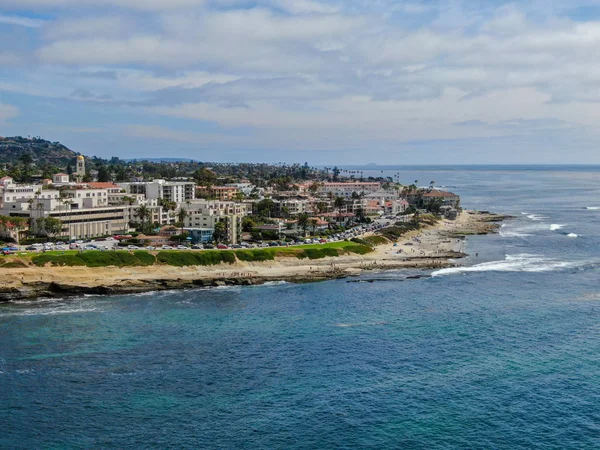 La Jolla Koyu, küçük pitoresk koy ve plaj kayalıklarla çevrili 