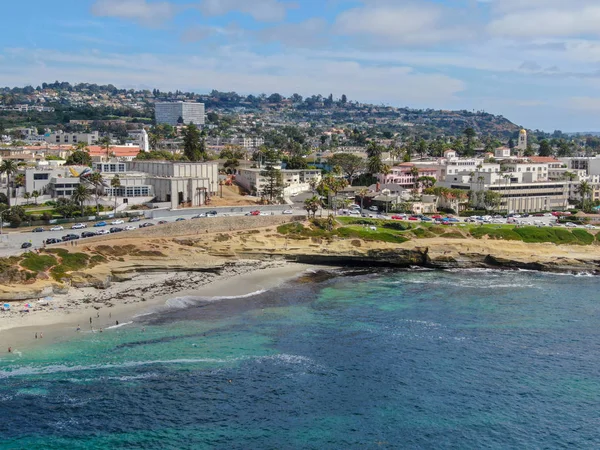 La Jolla Koyu, küçük pitoresk koy ve plaj kayalıklarla çevrili 
