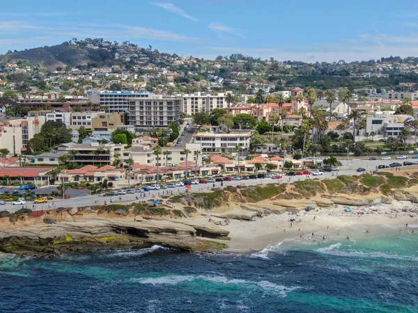 La Jolla Koyu, küçük pitoresk koy ve plaj kayalıklarla çevrili 