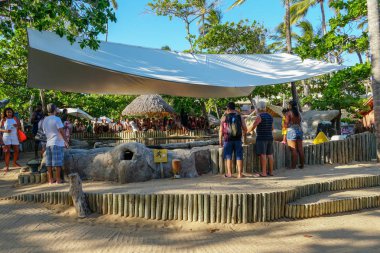 Tamar Projesi'nde büyük tankta kaplumbağaları gözlemleten turistler