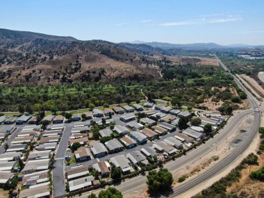 Kaliforniya'da küçük bir kasaba geçiş karayolu havadan görünümü