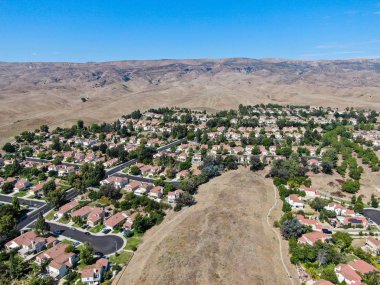 Moorpark arka planda kuru çöl dağ ile küçük mahallehavadan görünümü
