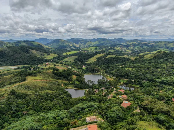 Vista aérea de villa de lujo en valle tropical, Brasil —  Fotos de Stock