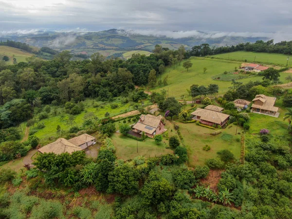 Luchtfoto van luxe villa in Tropical Valley, Brazilië — Stockfoto