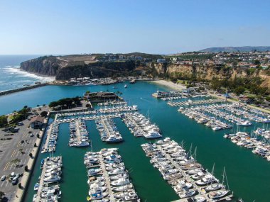Dana Point Harbor ve marinasının havadan görünümü