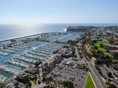 Dana Point Harbor ve marinasının havadan görünümü
