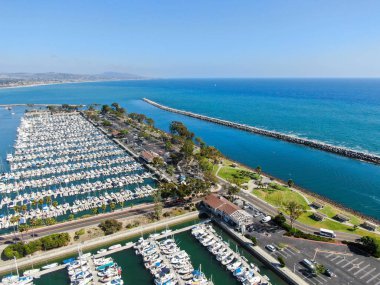 Dana Point Harbor ve marinasının havadan görünümü