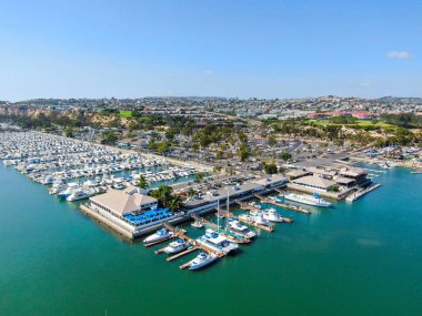 Dana Point Harbor ve marinasının havadan görünümü