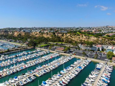 Dana Point Harbor ve marinasının havadan görünümü