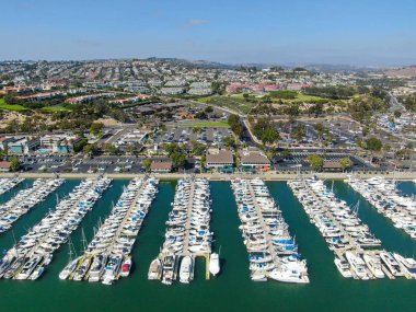 Dana Point Harbor ve marinasının havadan görünümü