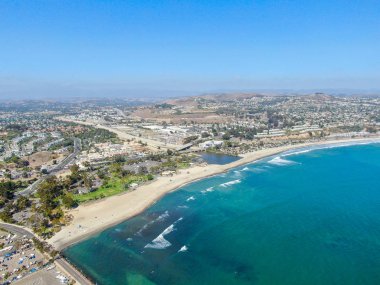 Dana Point Harbor kasabası nın ve plajının havadan görünümü