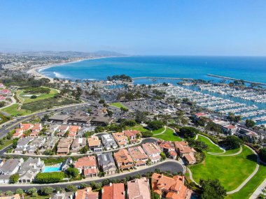 Dana Point Harbor kasabası nın ve plajının havadan görünümü