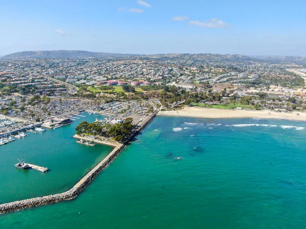 Vista aérea da cidade e praia de Dana Point Harbor — Fotografia de Stock