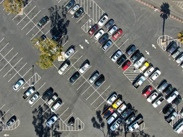 Antenn topputsikt över parkeringsplats med bilar — Stockfoto